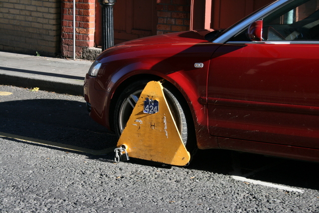 Ik gadu apmēram 500 Dublinas autovadītāju no auto riteņiem nelikumīgi noņem bloķējošās skavas