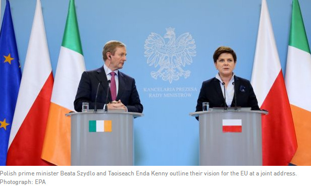 Enda Kenny sola atbalstu poļu valodas iekļaušanai mācību programmās