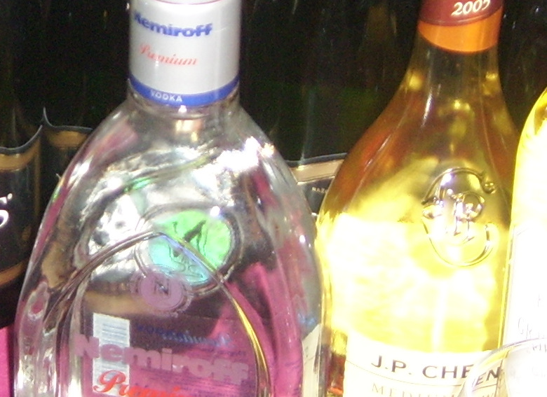 Latvijā reģistrētā automašīnā atrod kontrabandas alkoholu