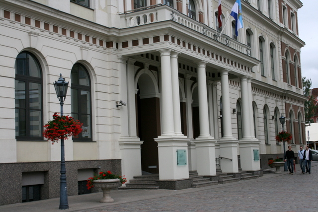 Atzīmējot Svētā Patrika dienu, Rīgas Rātsnamu izgaismos zaļā krāsā