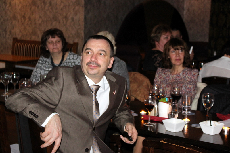 Latvieši Rušā degustē vīnus un dzied