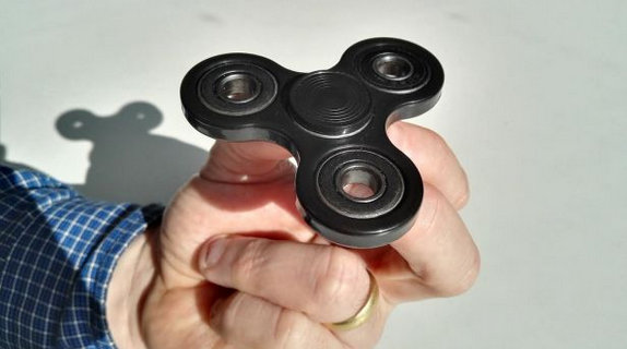 Šobrīd iekārotākā rotaļlieta – fidget spinner