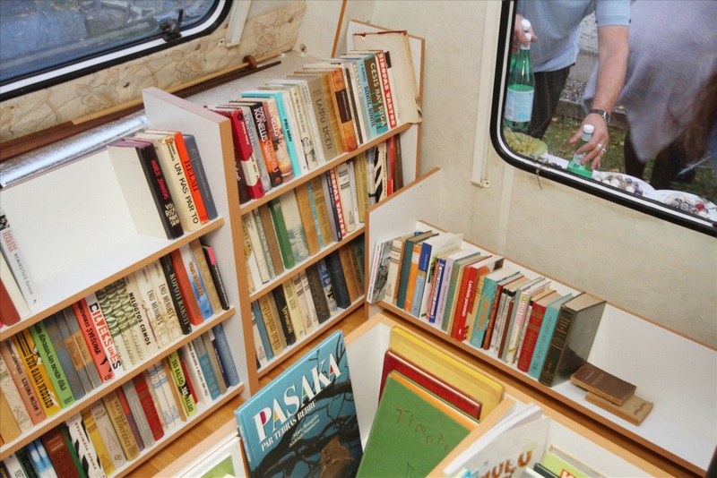 Mobilā bibliotēka atkal dodas pie lasītājiem (papildināts)