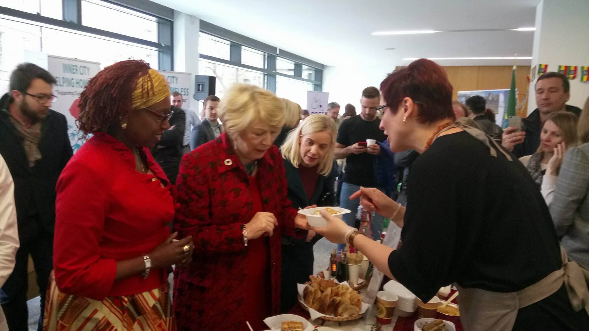 Vēstniecība un Dublinas dejotāji piedalās labdarības tirdziņā