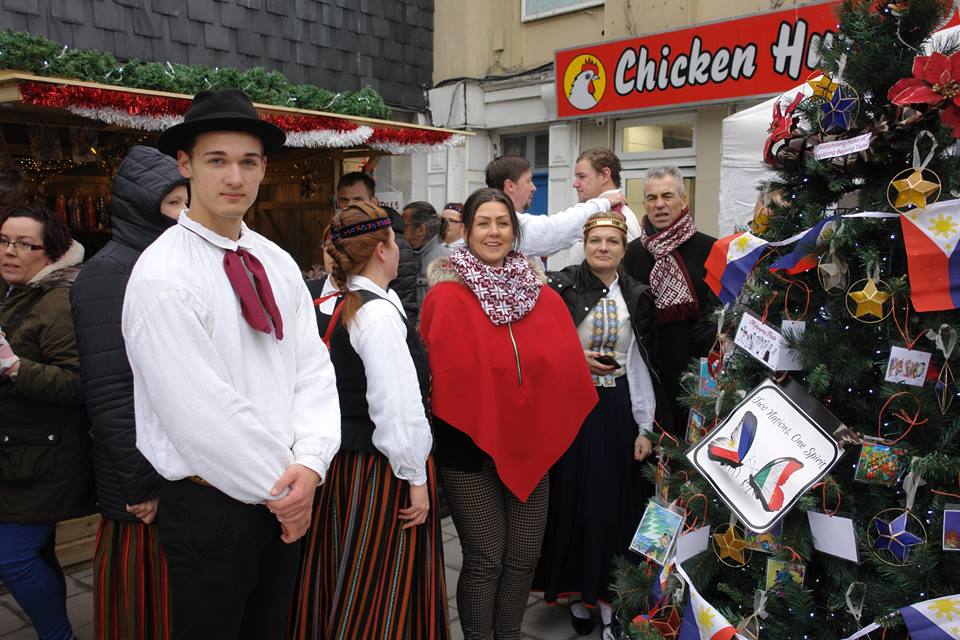 Latvieši Kavanas Ziemassvētku tirdziņā