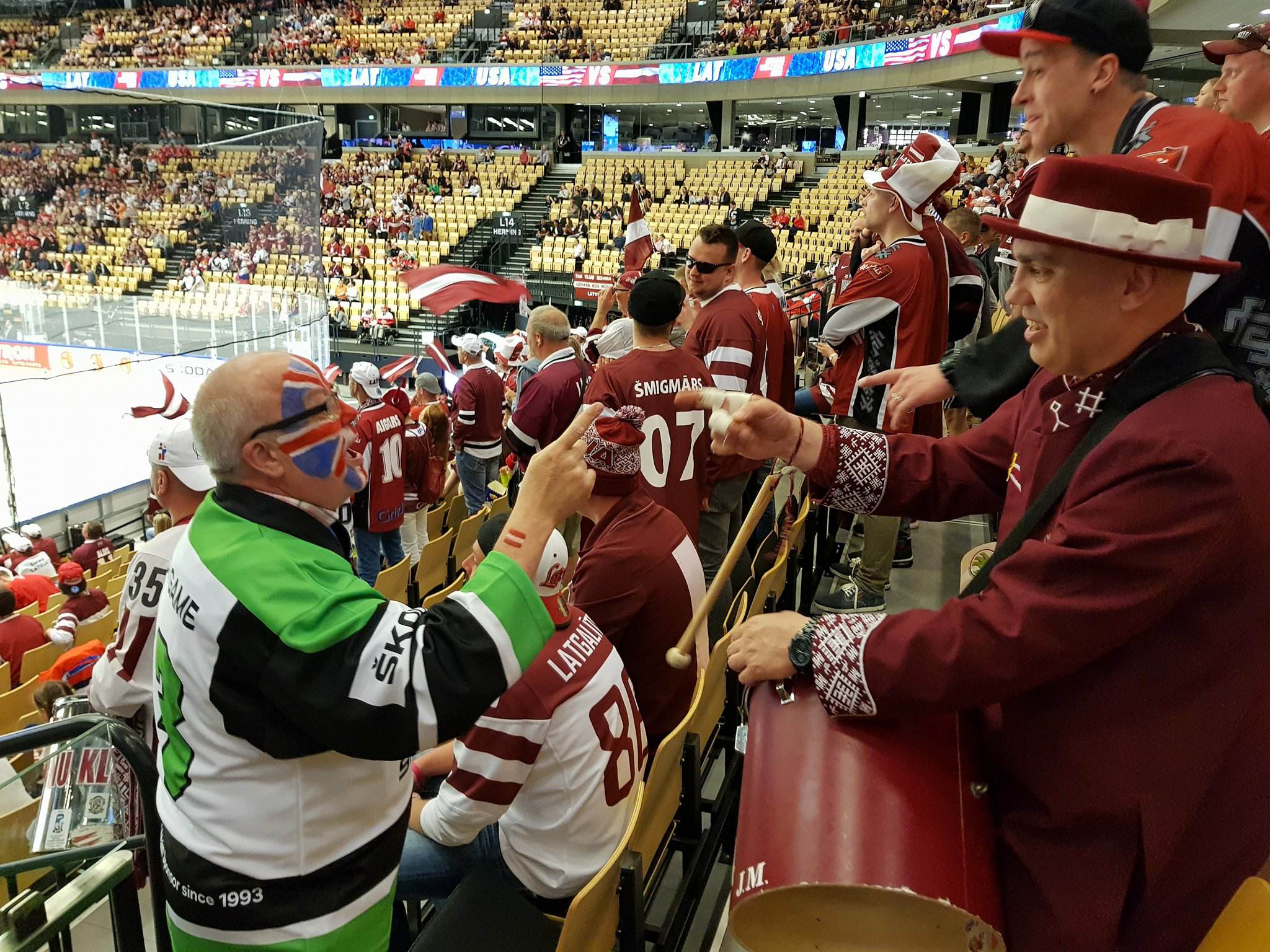 Īrijas latvieši Herningā pārsteidz dāņus un citus hokeja fanus