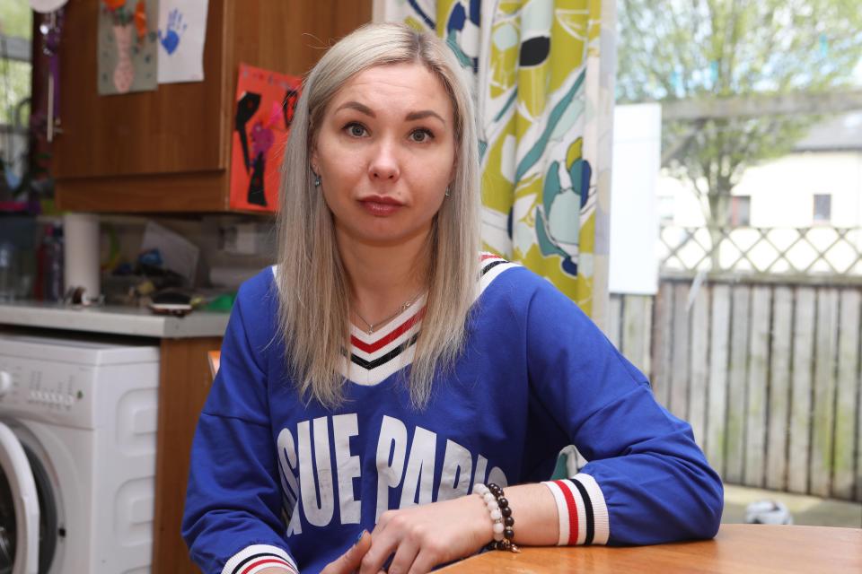 Pusaudži izklaidējas, terorizējot jaunāku meiteni
