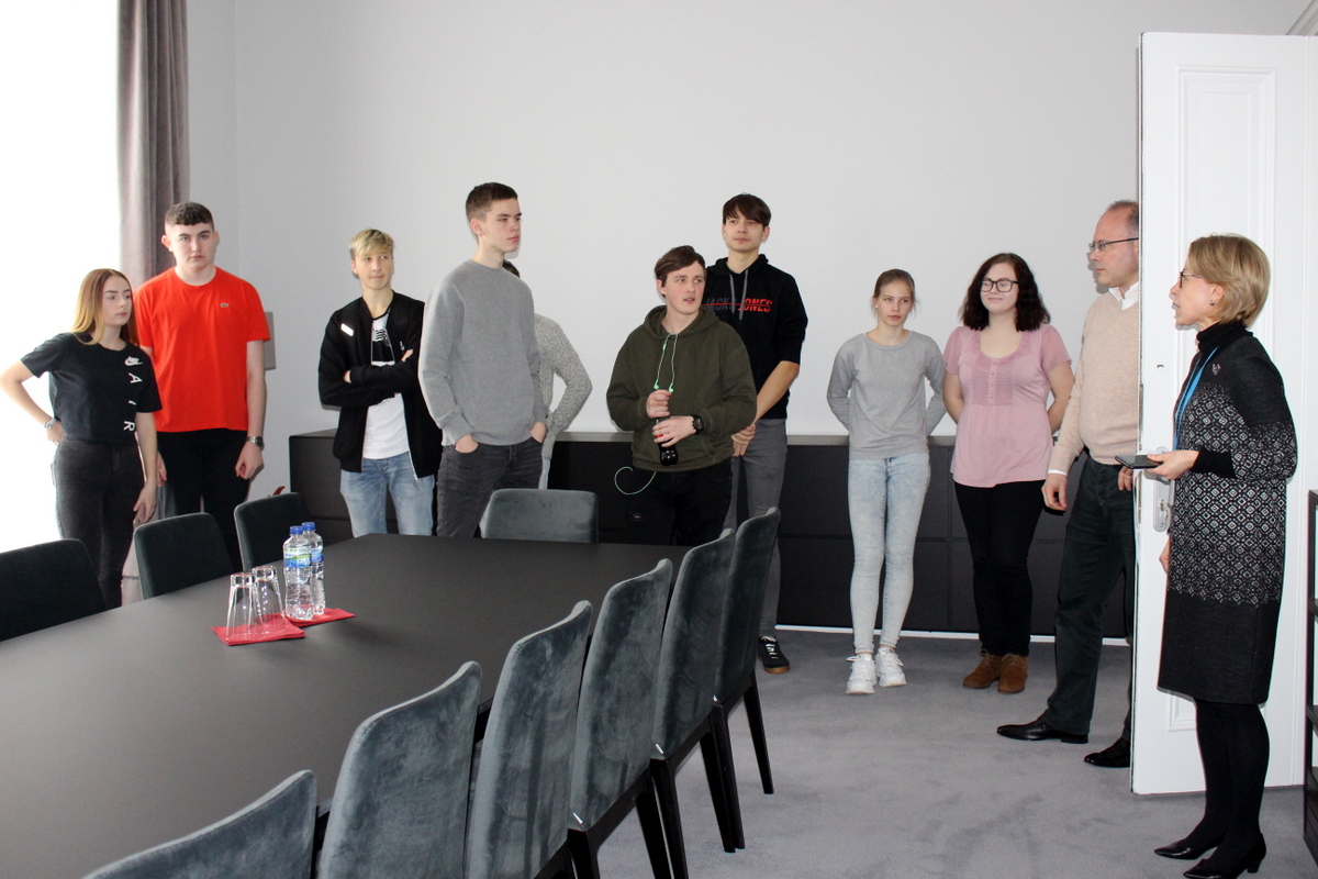 ĪLNP jaunieši viesojas Latvijas vēstniecībā