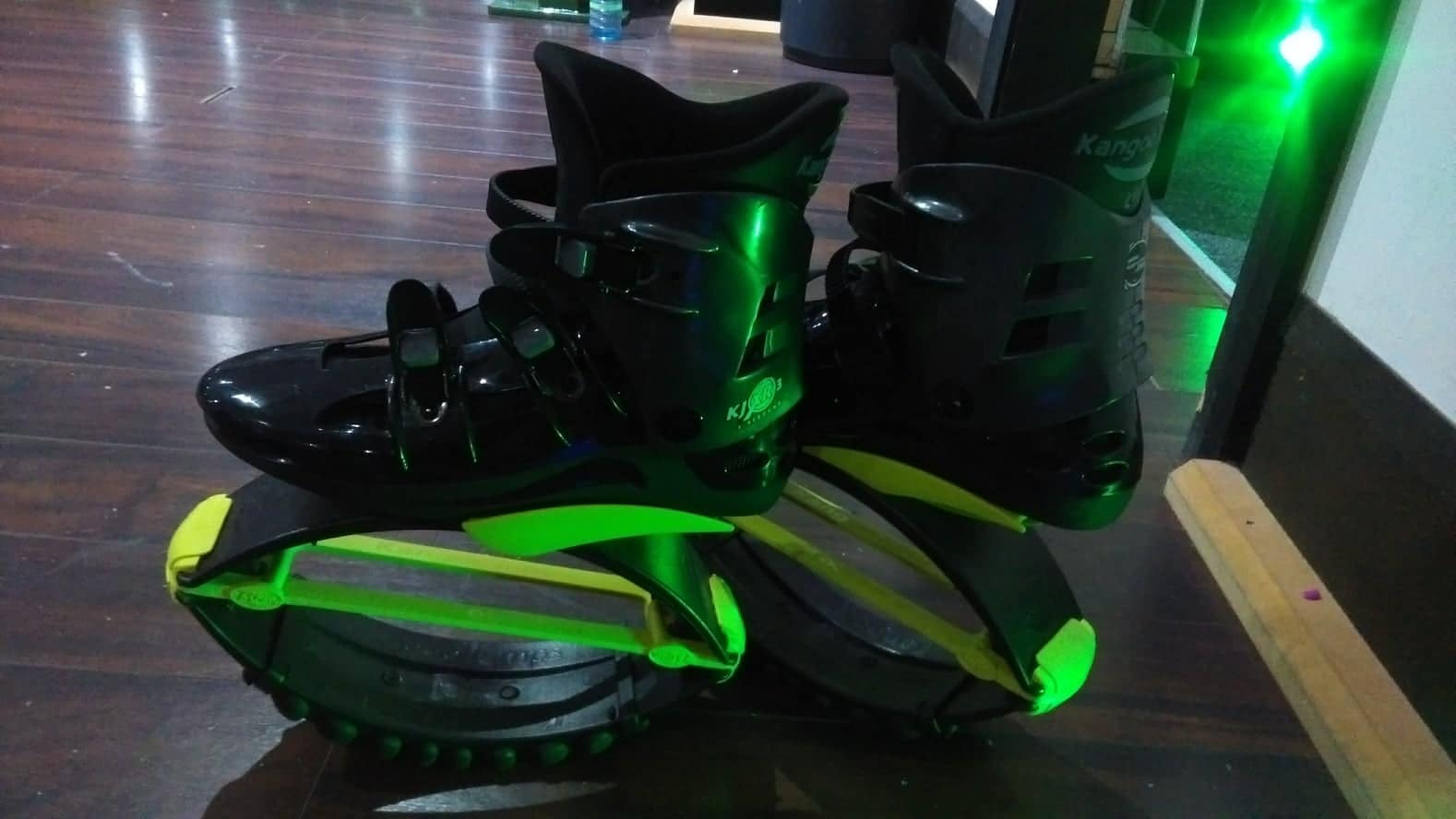 Katrīna no Latvijas vada Kangoo Jumps nodarbības Korkā