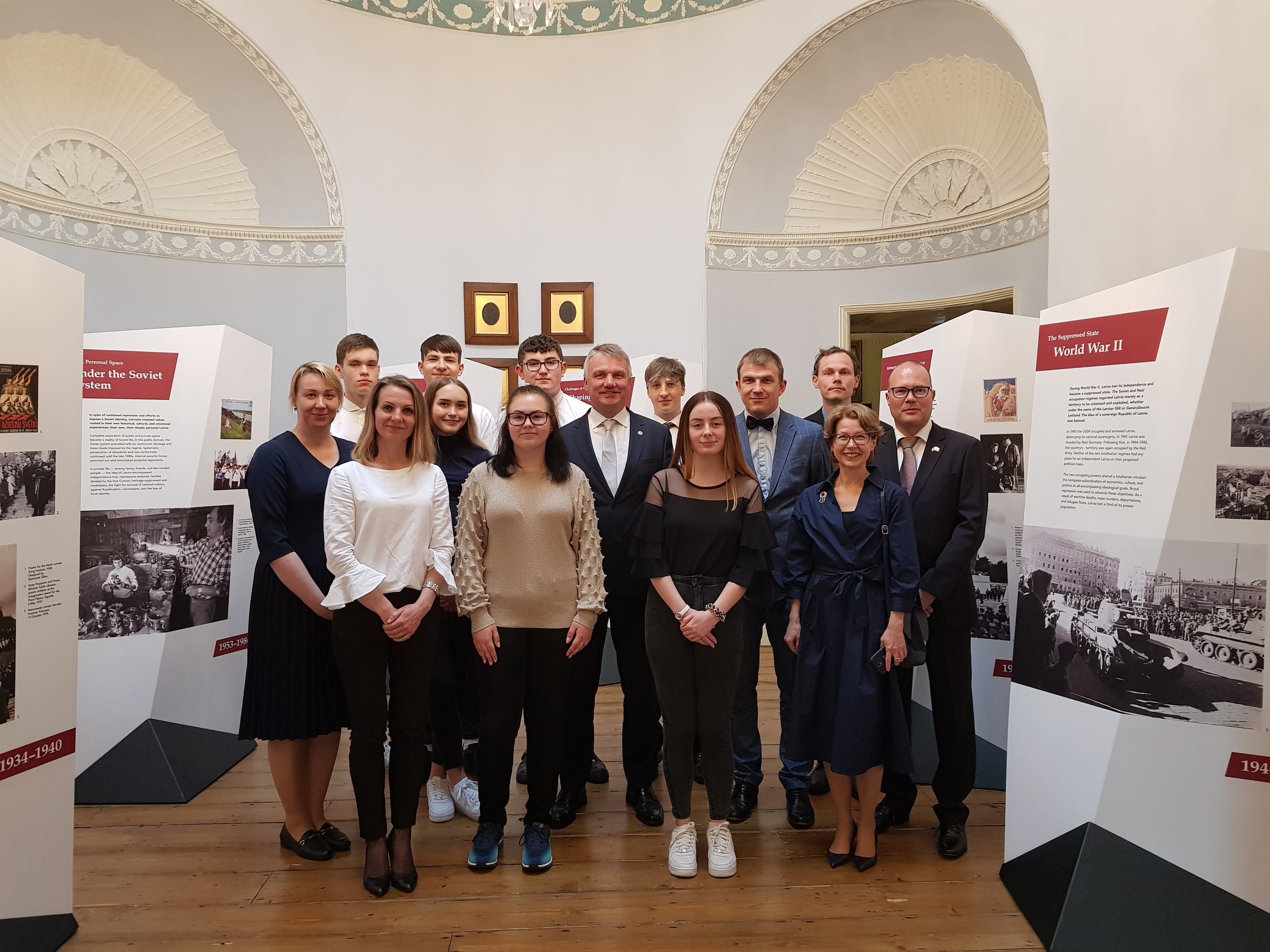 Dublinas pilī atklāj ekspozīciju “Latvijas gadsimts”. Diplomātus ēno Īrijas pusaudži