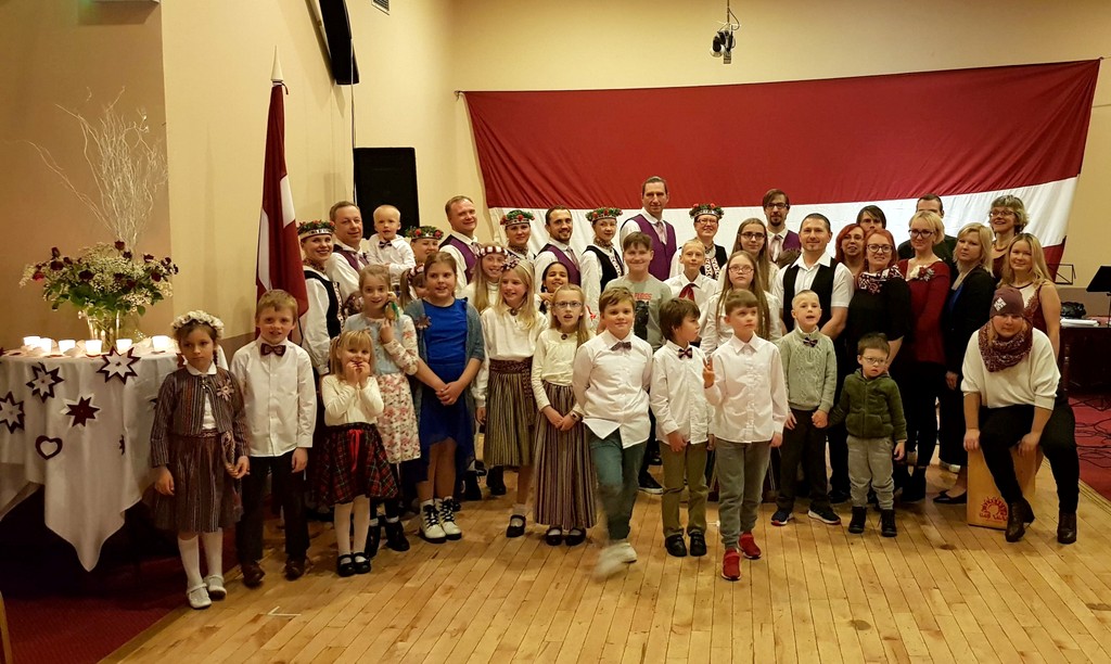 Tautieši Mayo ieskandina Latvijas svētkus