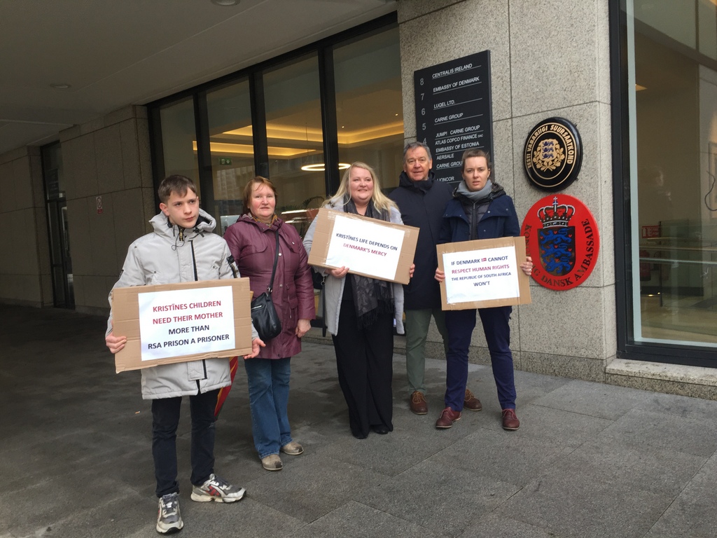 Latvieši piketē pie Dānijas vēstniecības Dublinā