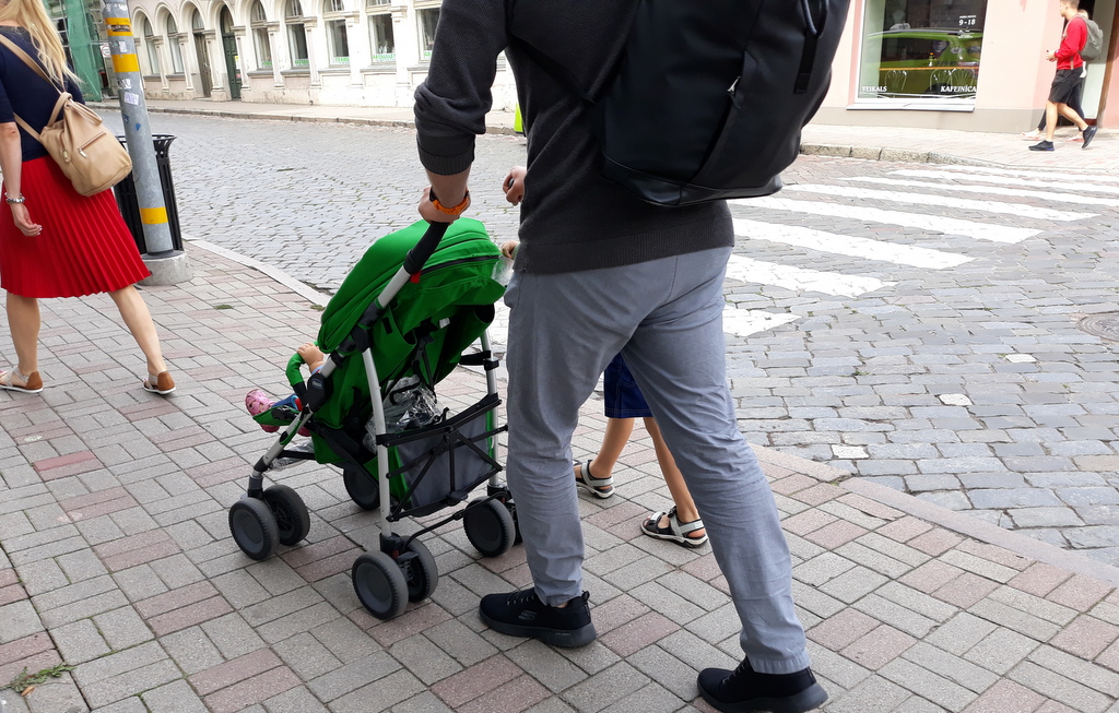 Samazinoties aizbraucēju skaitam, bērnu skaits Latvijā nedaudz pieaug