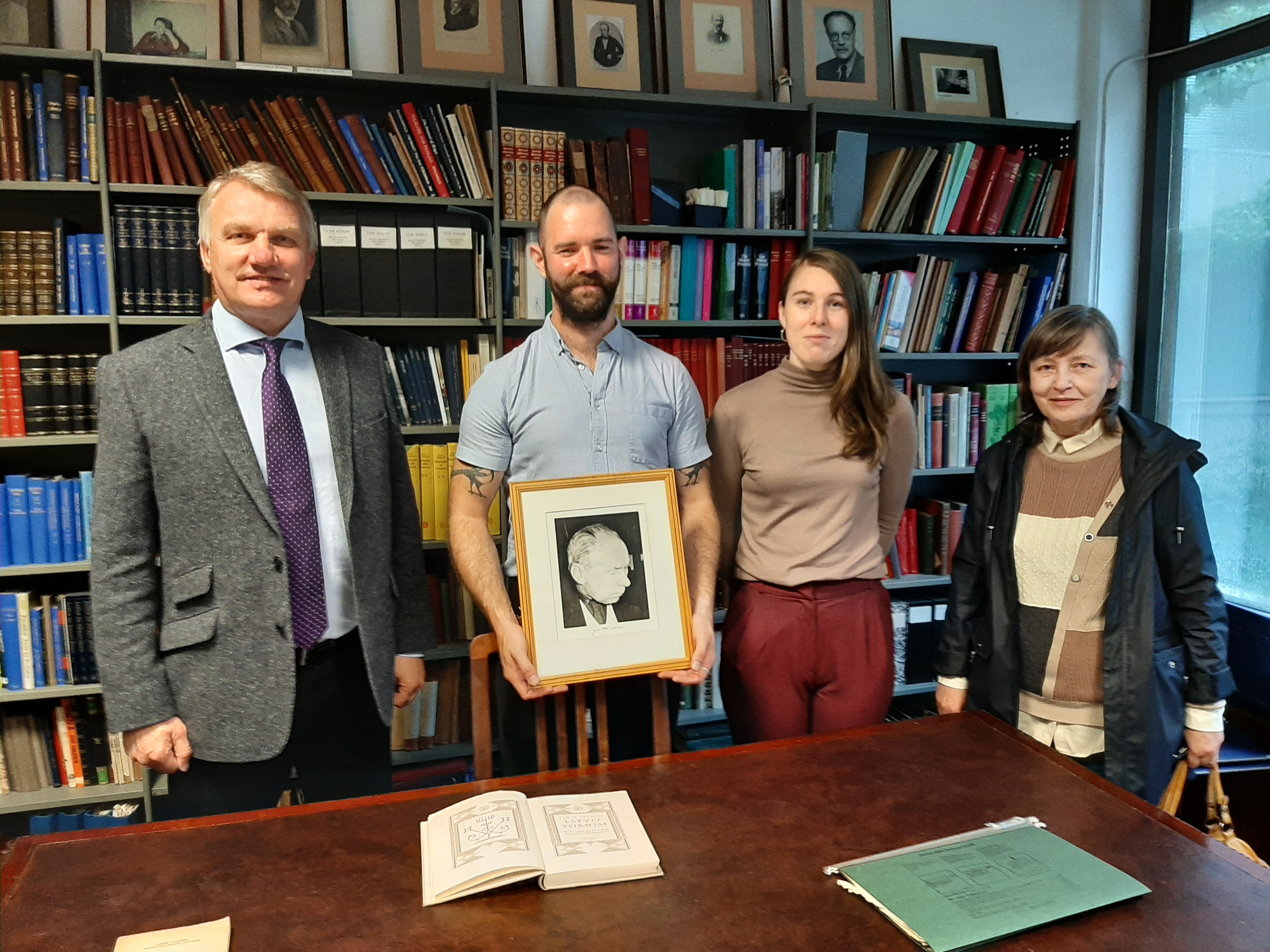 Latvijas vēstnieks viesojas Īrijas nacionālajā folkloras krātuvē