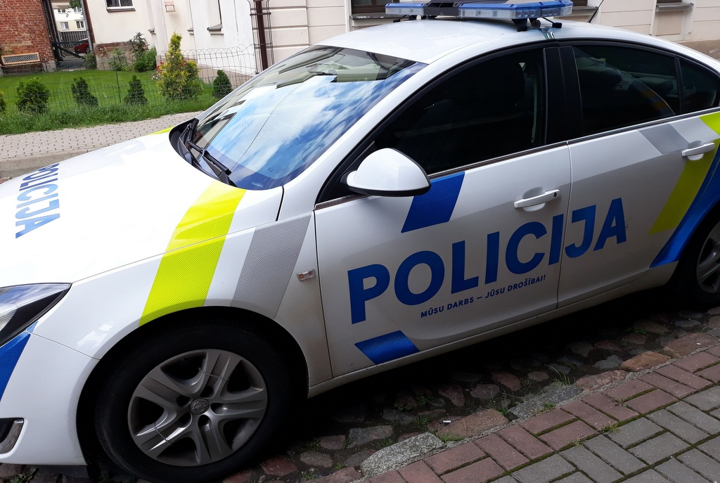 Policija Latvijā soda par masku nelietošanu un pašizolācijas neievērošanu