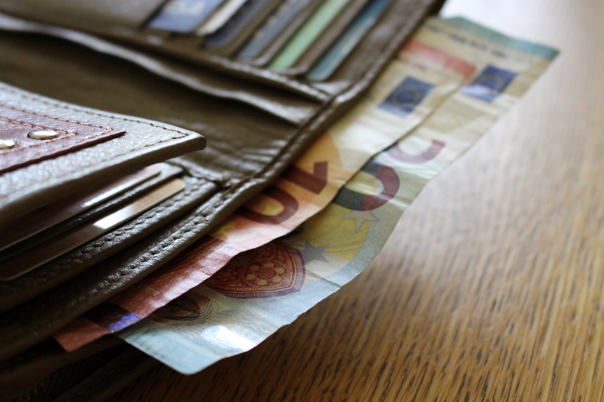 Pērn Latvijā 27,2% mājsaimniecību ikdienas izdevumus sedza ar grūtībām