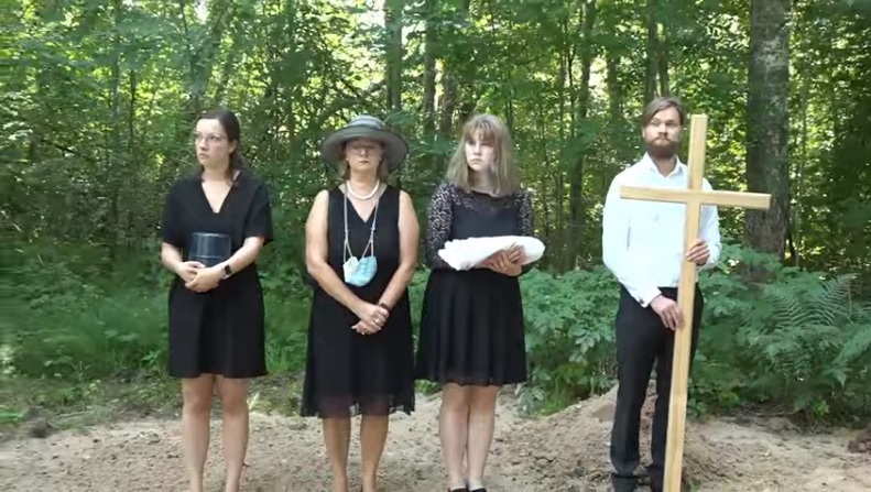 Pēteri Elfertu šodien guldīja zemes klēpī Zvārdē