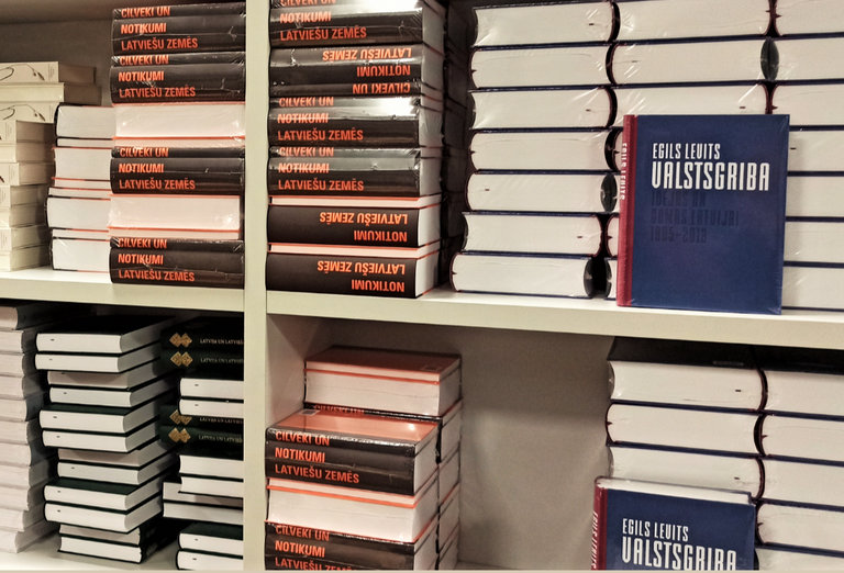 Nacionālā bibliotēka dāvina grāmatas partneriem ārvalstīs