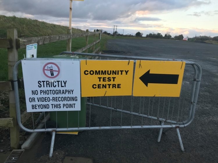Veselības aprūpes dienesti un testēšanas centri pārslogoti
