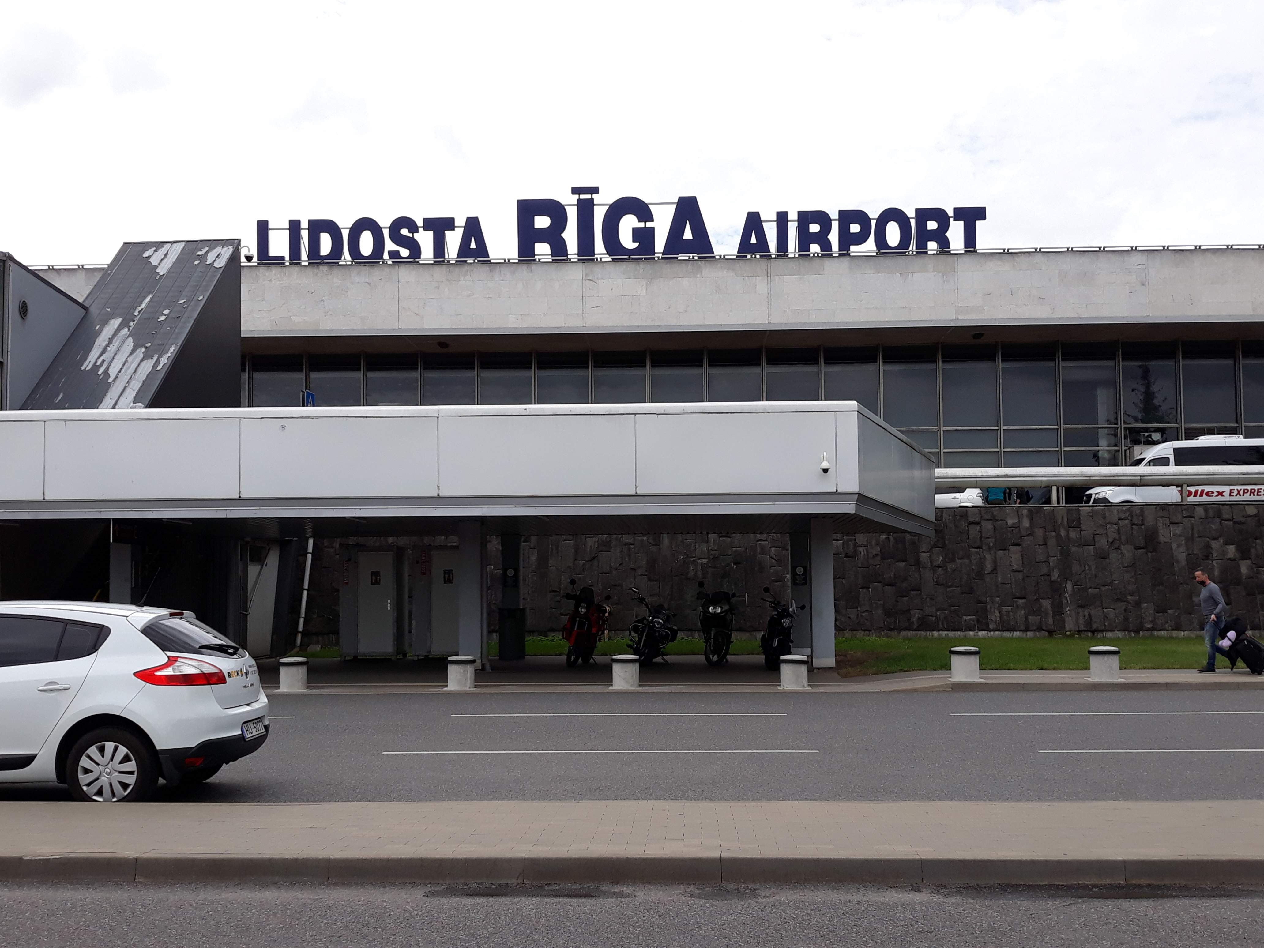 Vēja dēļ lidostā “Rīga” vairāki reisi novirzīti uz citām lidostām
