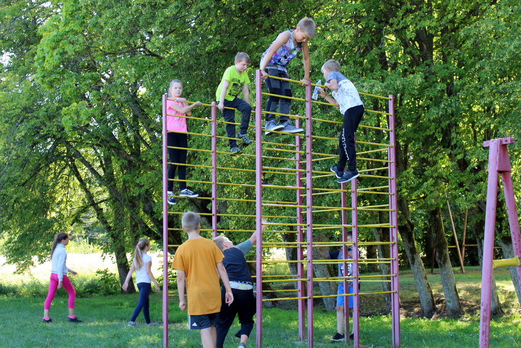 Aicina pieteikt bērnus nometnei Latvijā