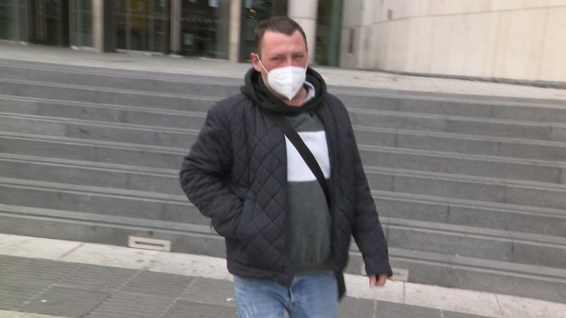 Būvniecības uzņēmuma direktoru no Latvijas tiesā par seksuālu uzmākšanos stjuartei