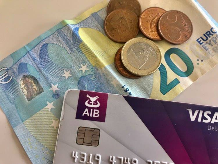 Studentus aicina nekļūt par “naudas mūļiem”