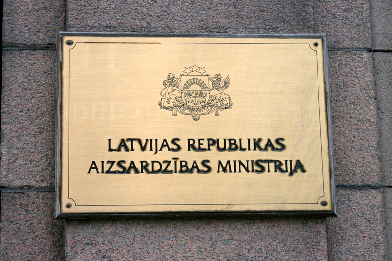 Aizsardzības dienesta nepildītājiem pasi izsniegs ar derīguma termiņu tikai līdz 26 gadu vecumam