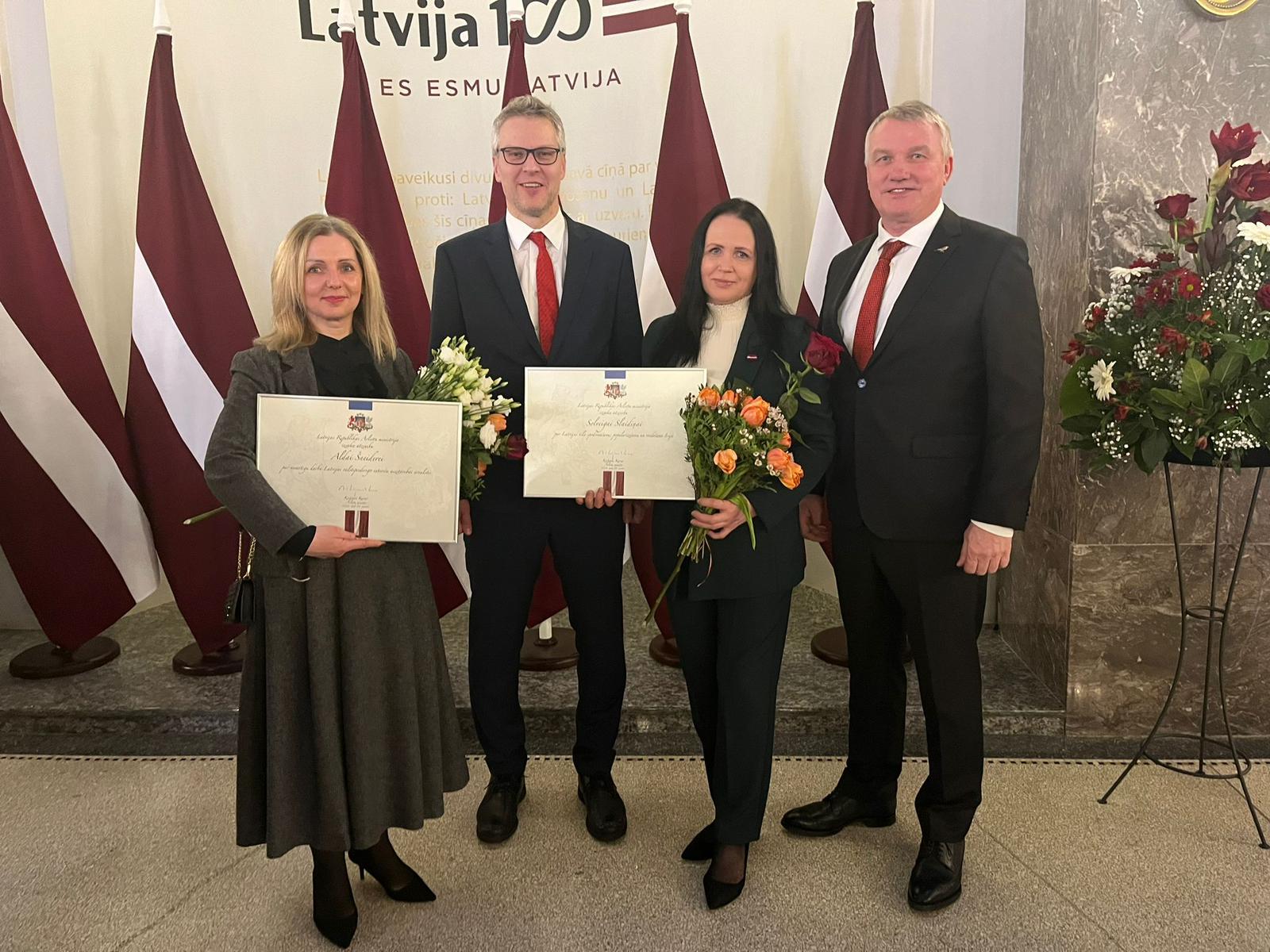 Ārlietu ministrs pasniedz Atzinības rakstus