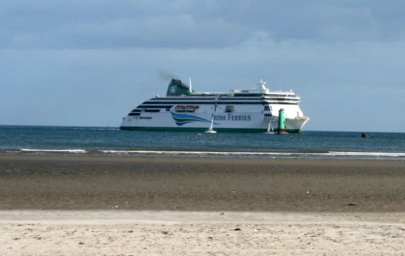 Kravu pārvadātājiem un prāmju līnijām pamatīgas problēmas Holyhead ostas slēgšanas dēļ
