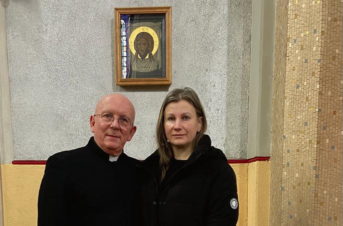 Māksliniece no Latvijas uzdāvina Portumn pilsētai pašas radītu ikonu