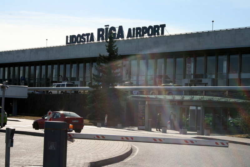 Automātiskās robežkontroles vārtus Rīgas lidostā var izmantot jau no 14 gadu vecuma