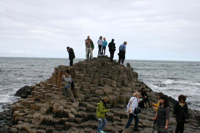 Giant’s Causeway klints tiek bojāta ar apmeklētāju atstātajām monētām