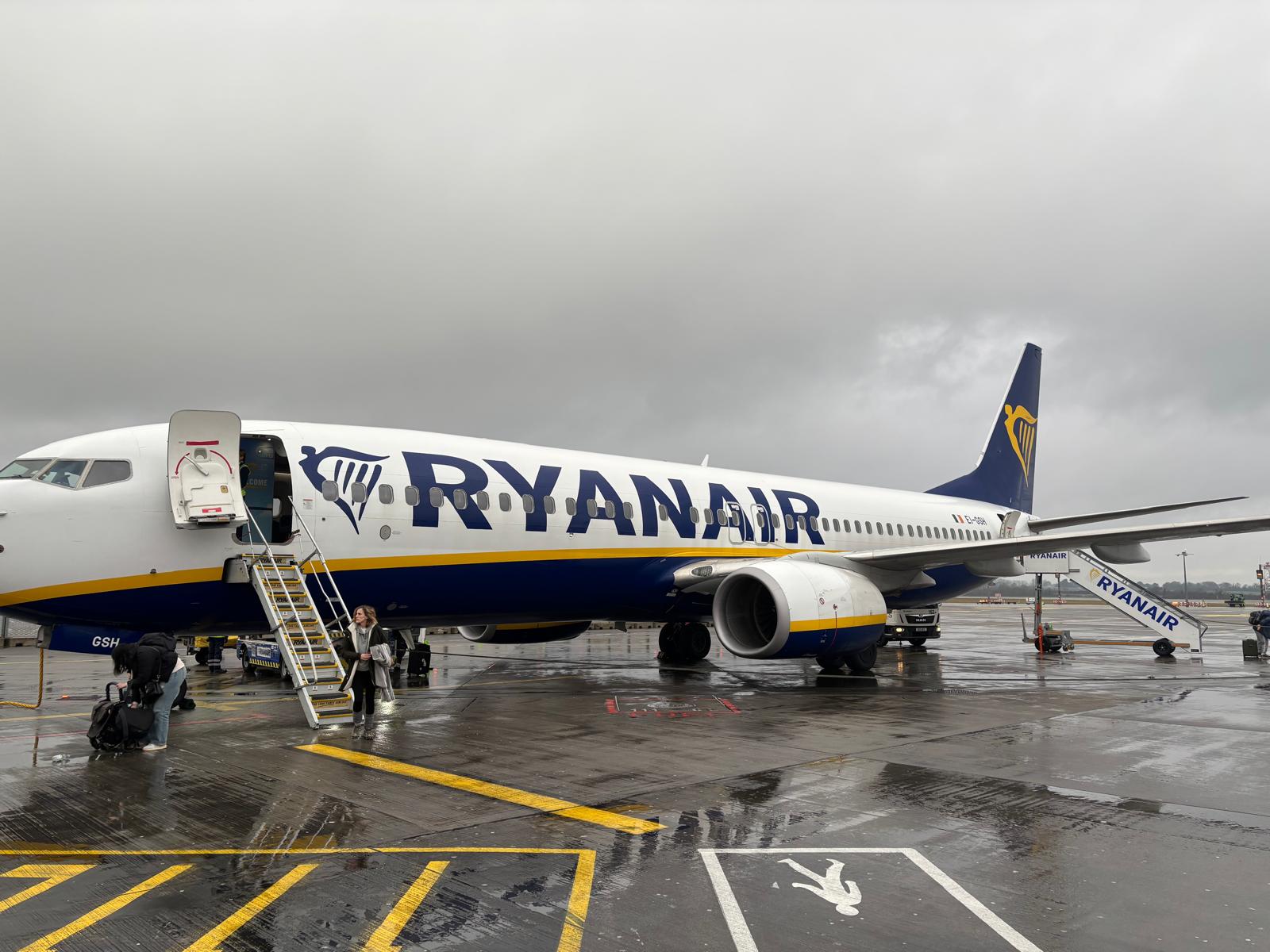 Ryanair noliedz rokas bagāžas politikas neatbilstību ES noteikumiem