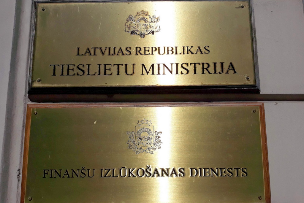 TM atgādina: ceļojot vai atrodoties ilgāku laiku ārvalstīs, abiem vecākiem jābūt informētiem par bērna atrašanās vietu