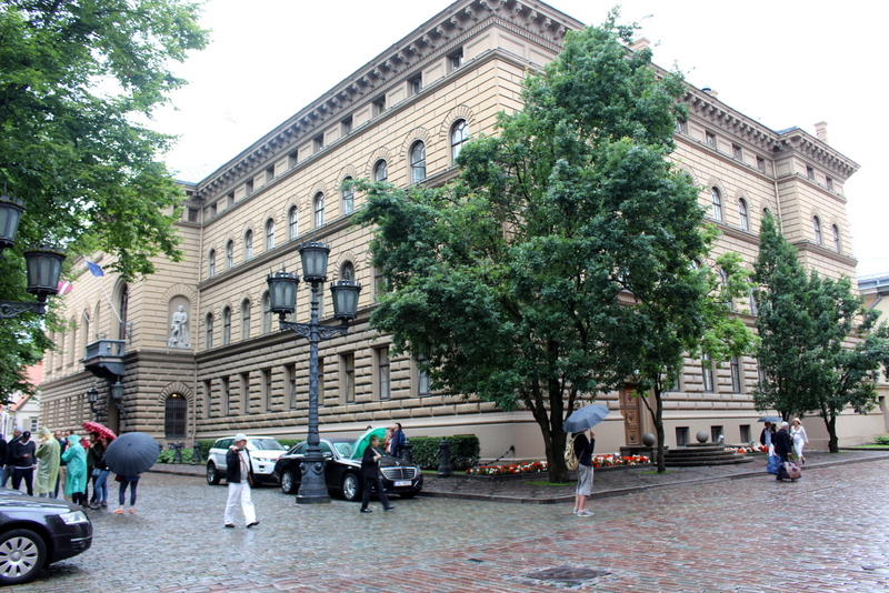 Saeima noteic plašākas iespējas vēlēšanu iecirkņu izveidē ārvalstīs